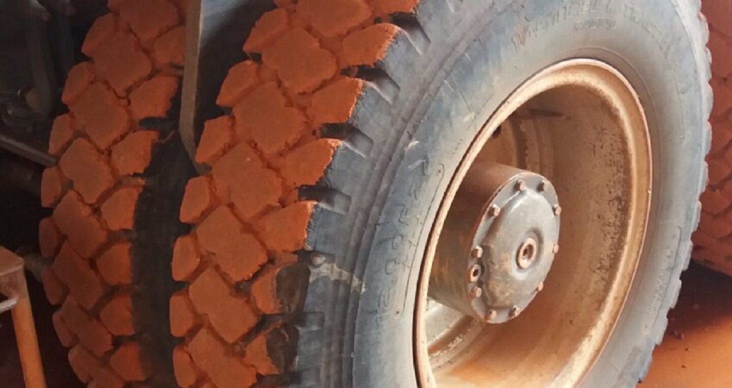 Pedra presa em pneu quase provoca tragédia