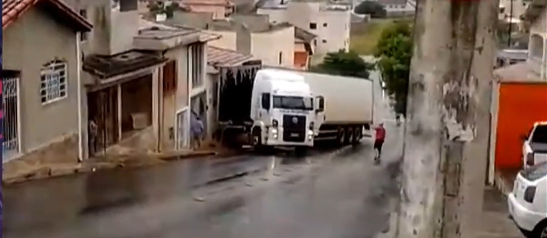 Período chuvoso, caminhão patina e atinge casa