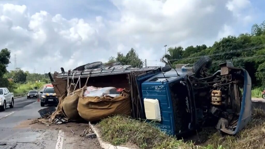 Pneu soltou na pista provoca tombamento de caminhão na BR-101