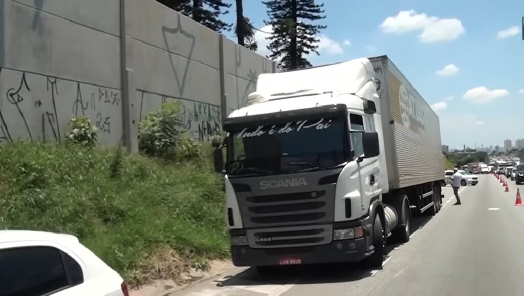 Polícia militar age rapidamente e prende dupla em tentativa de roubo de carga em São Paulo