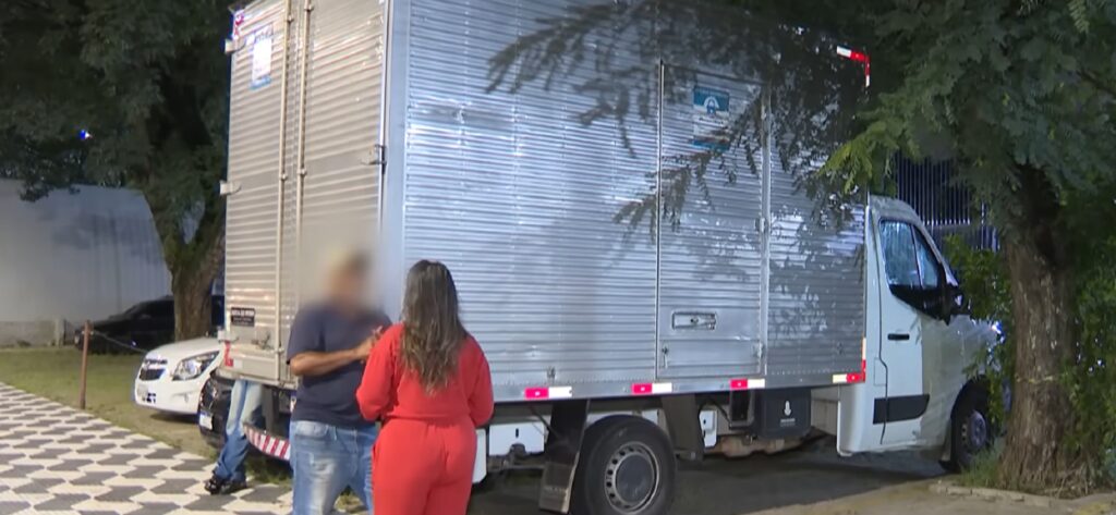 Caminhoneiro sequestrado com rastreador em caixa de som possibilitou a localização do veículo