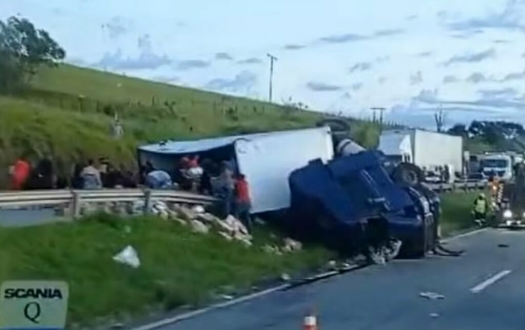 Saque de carga em rodovia, acidente na Fernão Dias gera congestionamento e revolta