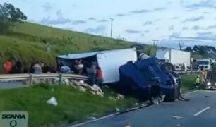 Saque de carga em rodovia, acidente na Fernão Dias gera congestionamento e revolta