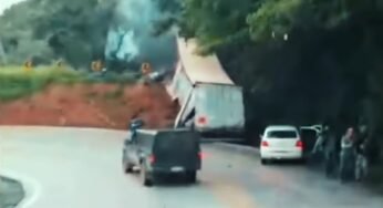 Vídeo mostra o momento exato em que carreta colide contra um barranco