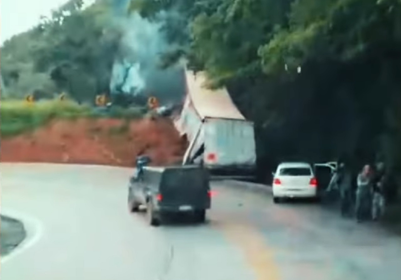Vídeo mostra o momento exato em que carreta colide contra um barranco