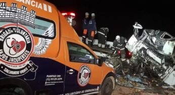 Colisão entre caminhão e ônibus deixa ao menos 25 mortos na Bahia