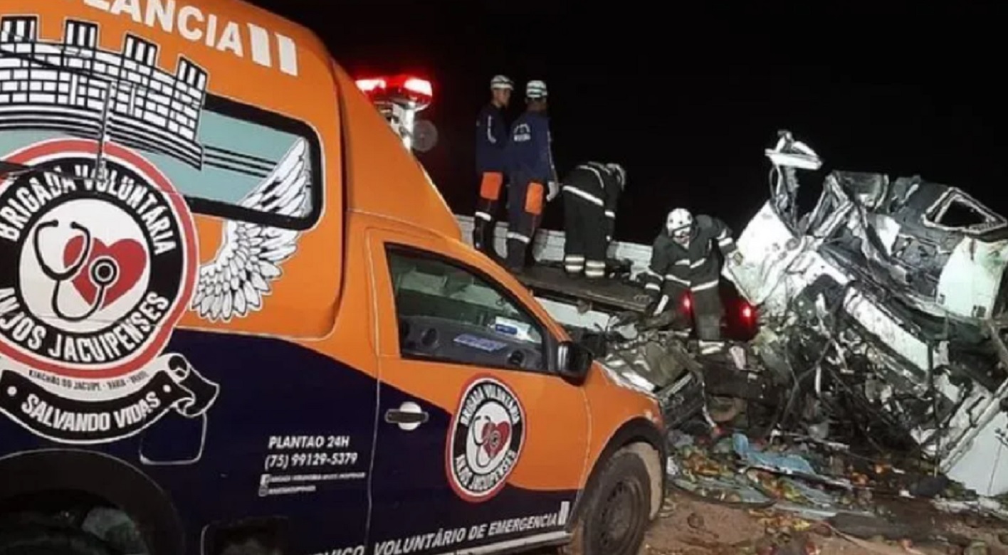 Colisão entre caminhão e ônibus deixa ao menos 25 mortos na Bahia