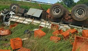 Caminhoneiro morre após caminhão tombar em Cassilândia (MS)