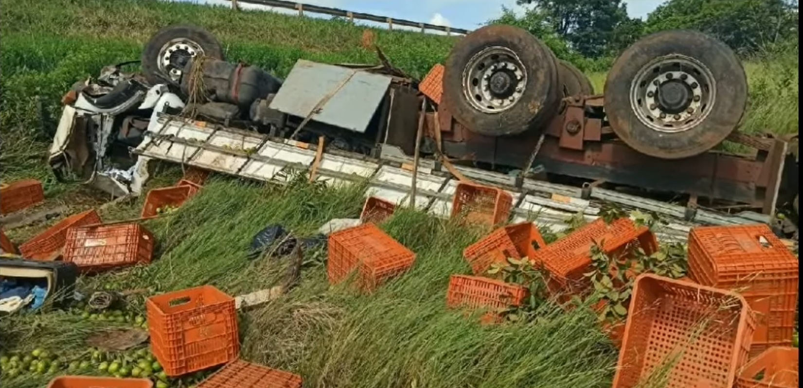 Caminhoneiro morre após caminhão tombar em Cassilândia (MS)