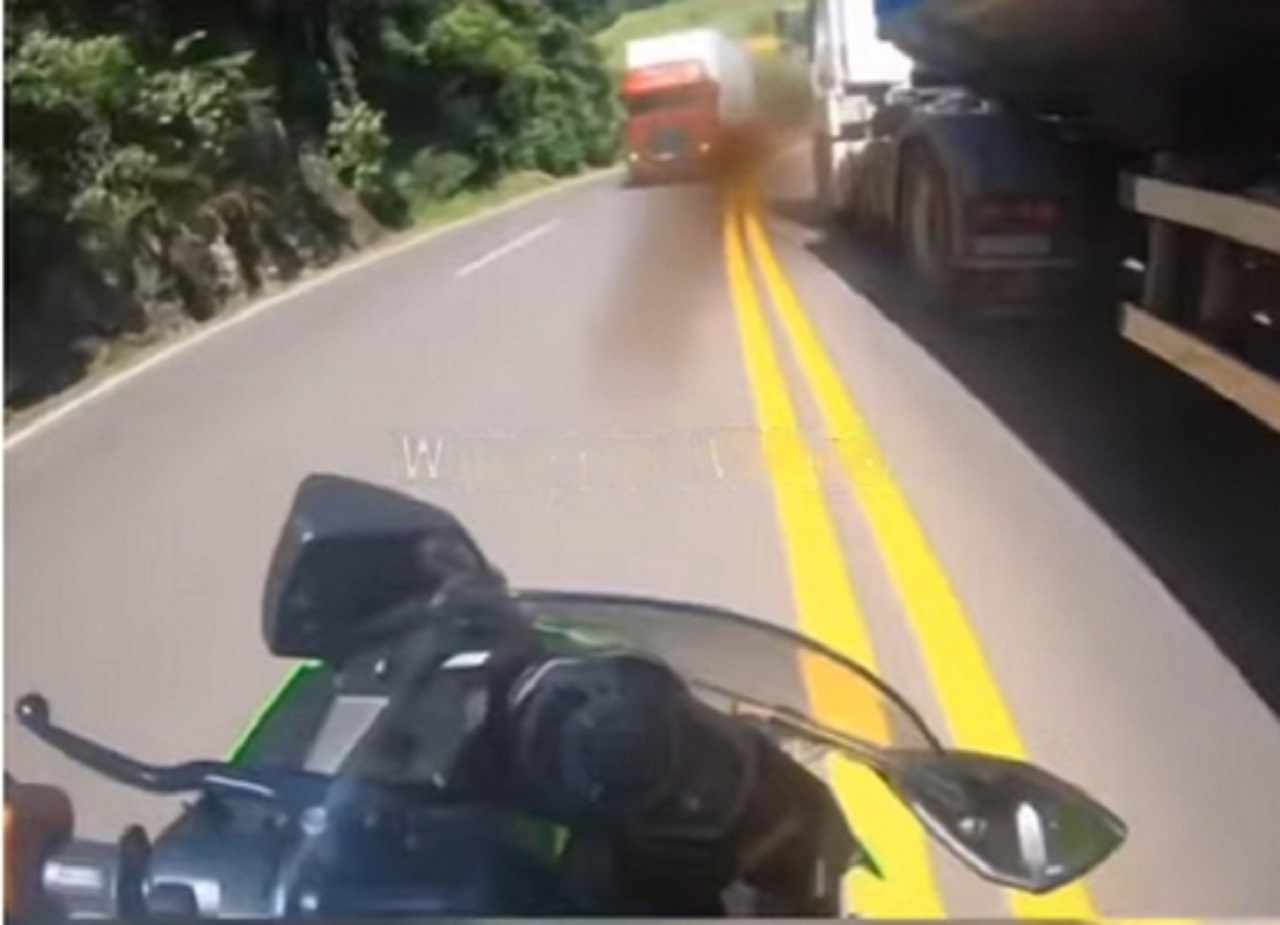 Motociclista escapa por pouco de acidente ao ultrapassar caminhão na rodovia