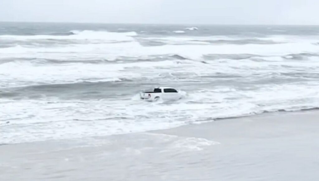 Aventura aquática na Flórida, caminhonete enfrenta o mar