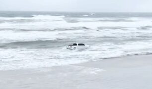 Aventura aquática na Flórida, caminhonete enfrenta o mar