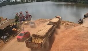 Caminhão carregado com cimento cai no rio Xingu, no Pará: motorista escapa ileso