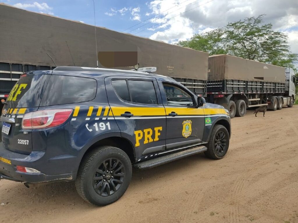 Caminhão com carga de cimento é retido por irregularidade fiscal