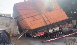 Caminhão tomba ao acessar laje para descarregar tijolos