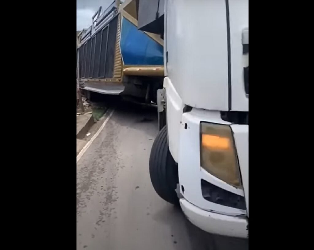 Caminhão trio elétrico invade casa em Alagoas