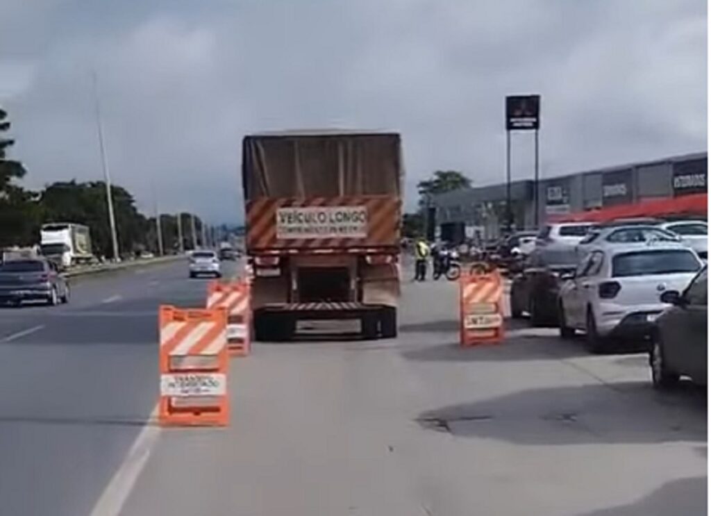 Caminhoneiro abandona carreta na BR-153 e vai para casa de carro particular