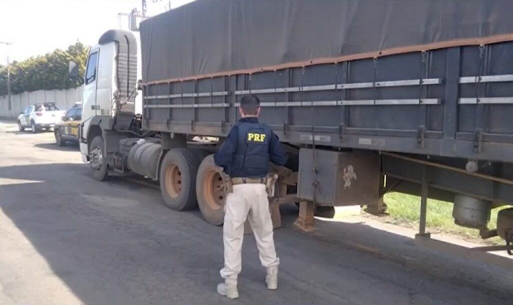 Caminhoneiro é preso pela terceira vez por dirigir embriagado