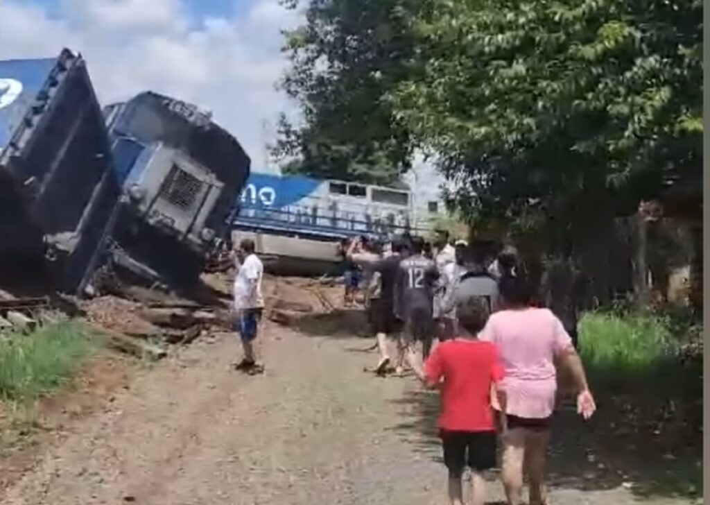 Caminhoneiro ignora sinalização de linha férrea e atinge trem