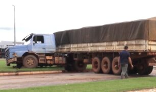 Caminhoneiro perde o controle do veículo ao passar por curva sinuosa, em Mato Grosso