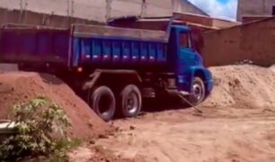Caminhoneiro prende próprio caminhão após descarregar areia