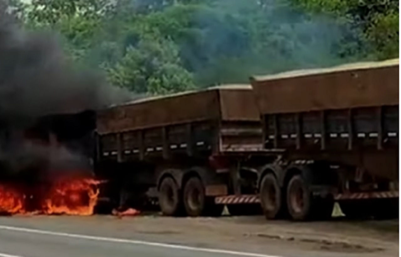 Caminhoneiro que passou fome na estrada acaba ateando fogo em caminhão do patrão