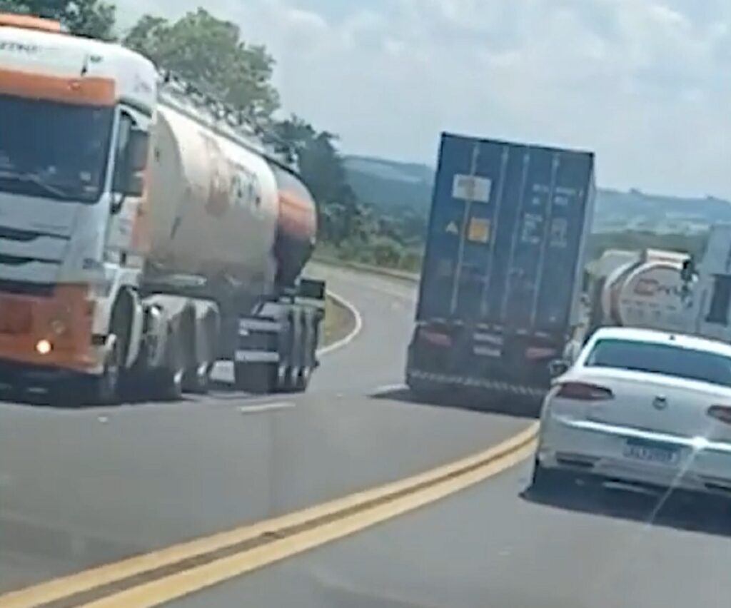 Caminhoneiro ultrapassa 3 veículos ao mesmo tempo em manobra proibida