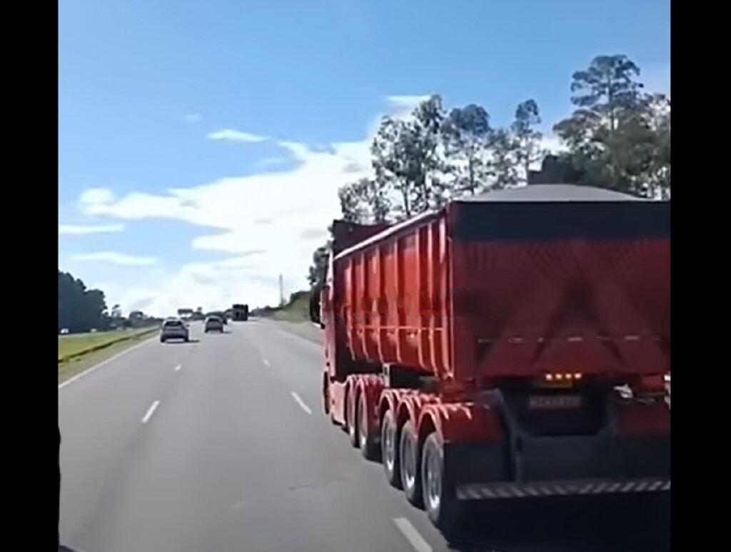 Caminhoneiro comendo faixa chama a atenção em rodovia