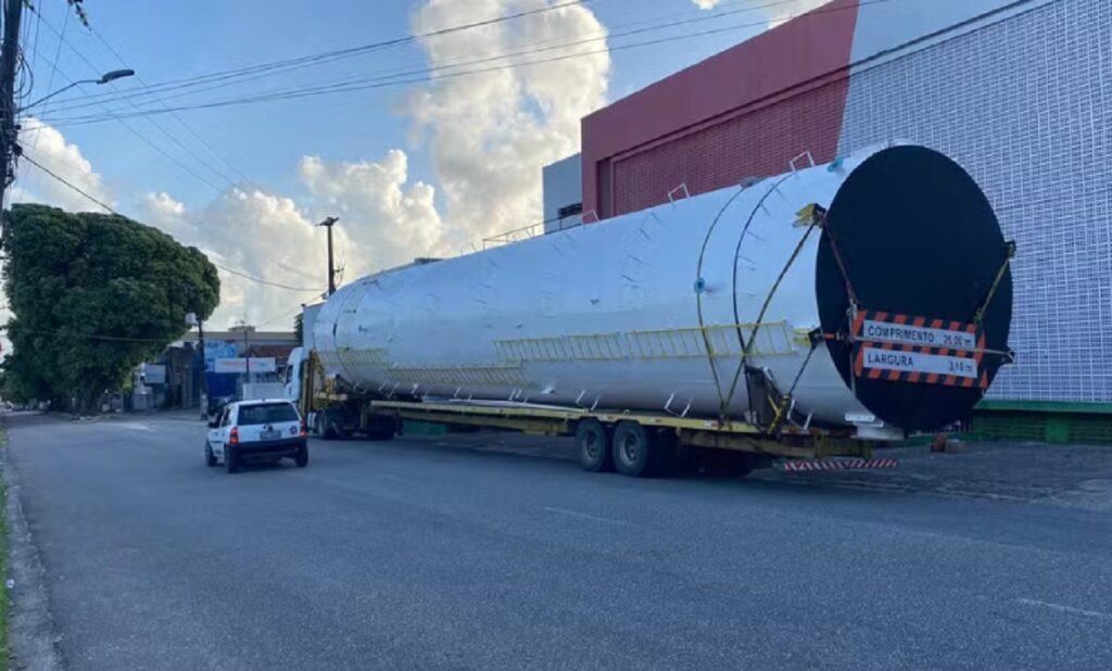 Carreta entra em João Pessoa e fica presa