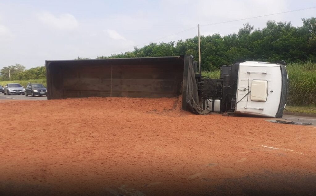 Carreta tomba ao tentar desviar de carro