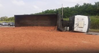 Carreta tomba ao tentar desviar de carro