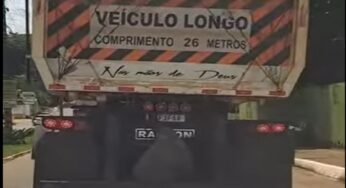 Cena inusitada em Guaraí, tentativa de carona clandestina em carreta bitrem