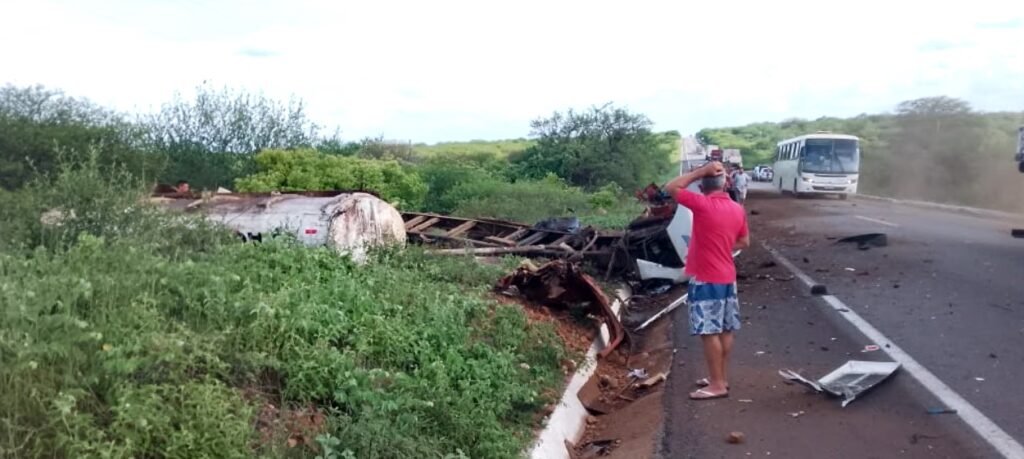 Dois caminhoneiros morrem após batida frontal em Petrolina