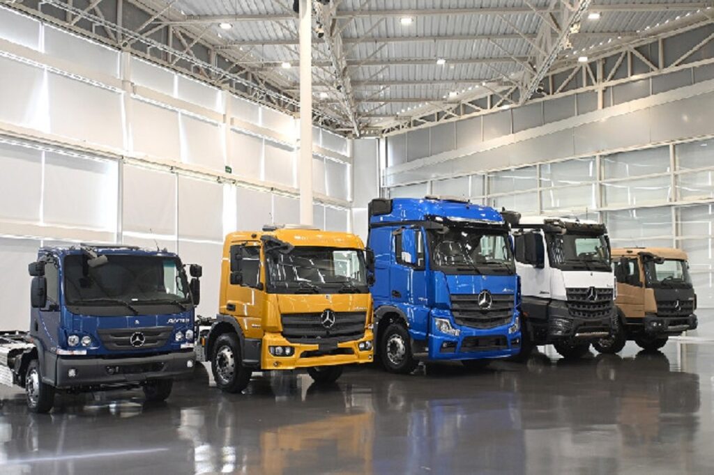 Em comemoração aos 20 anos de modelo no Brasil, Mercedes Benz lança nova atualização para caminhões da linha atego