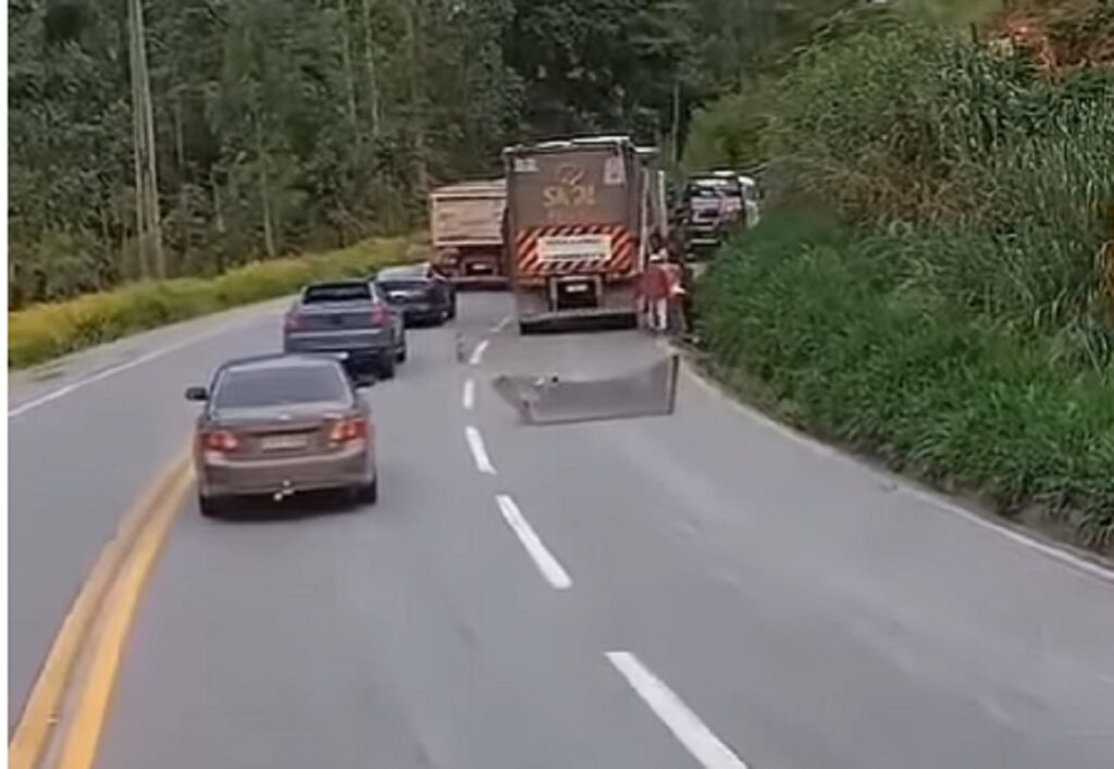 Carreta é saqueada após quebrar na rodovia, cervejas  são alvo de oportunistas