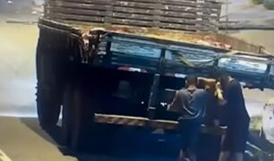Ladrões usam caminhão para roubar cabos subterrâneos no Rio de Janeiro