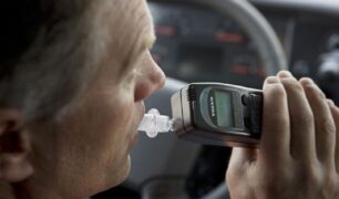 Nova tecnologia em caminhões Scania impede motoristas embriagados de conduzir seus veículos