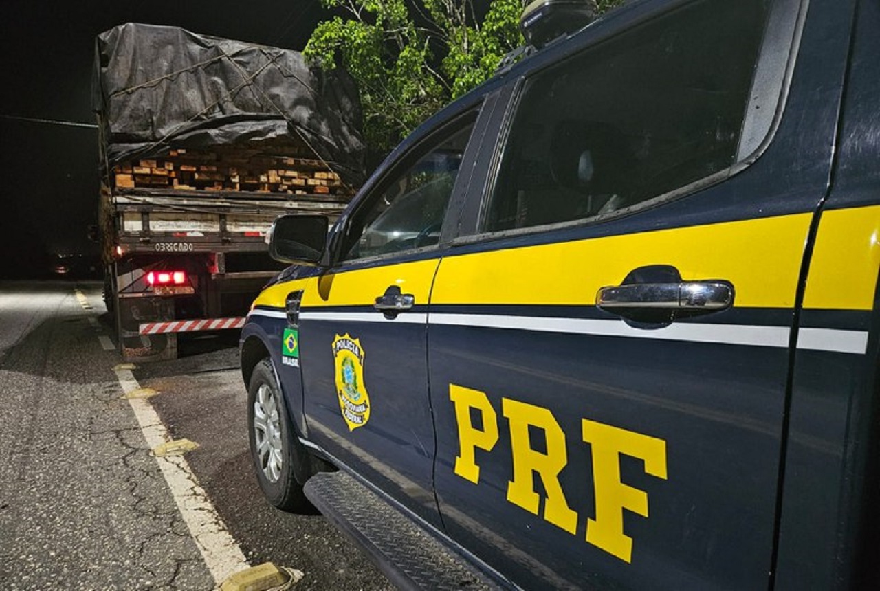 PRF apreende cargas de madeira sendo transportada de forma ilegal no Pará