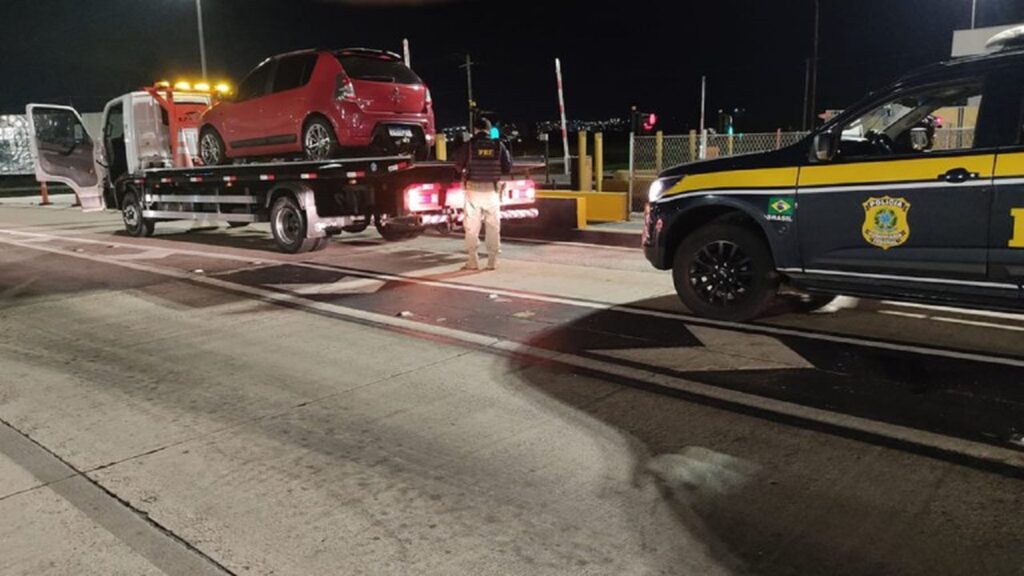 PRF recupera caminhão guincho na rodovia Presidente Dutra