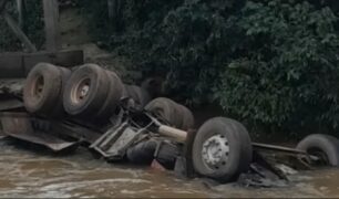 Ponte cede e caminhão cai dentro de rio no Goiás