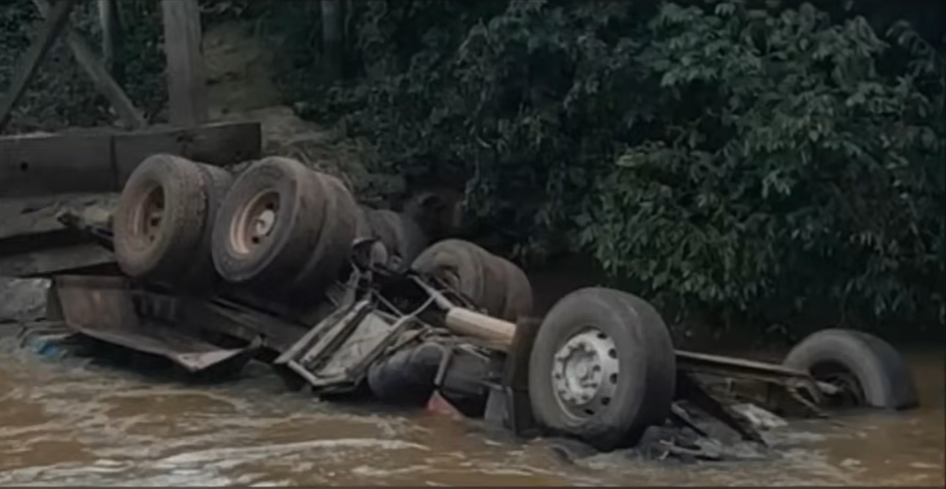 Ponte cede e caminhão cai dentro de rio no Goiás