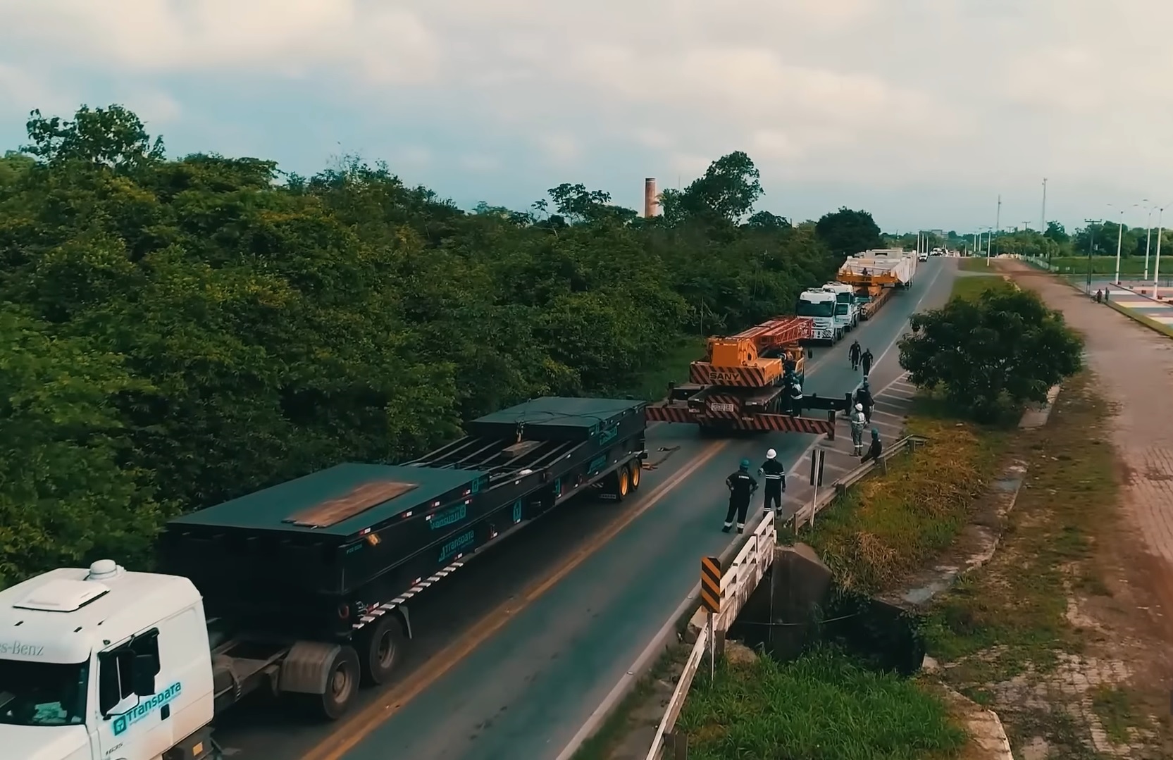 Uma realidade distinta, caminhões especiais transportam cargas imensas