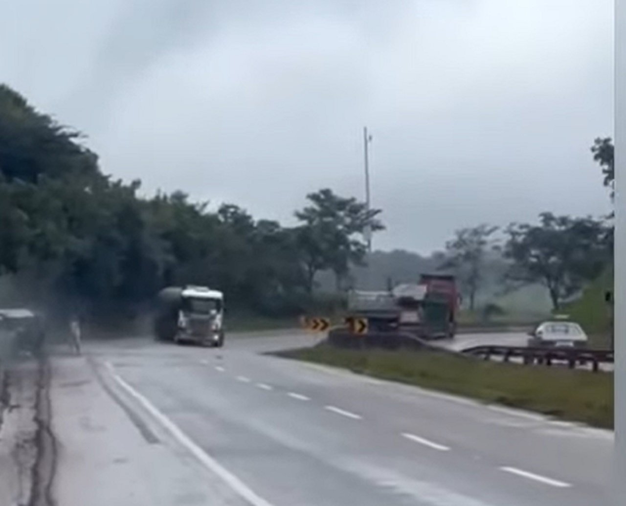 Veículos derrapam na serra de Igarapé após óleo ser jogado na pista