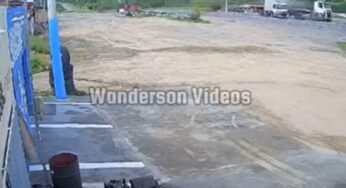 Câmera de segurança registra acidente entre carreta e caminhão-baú em rodovia