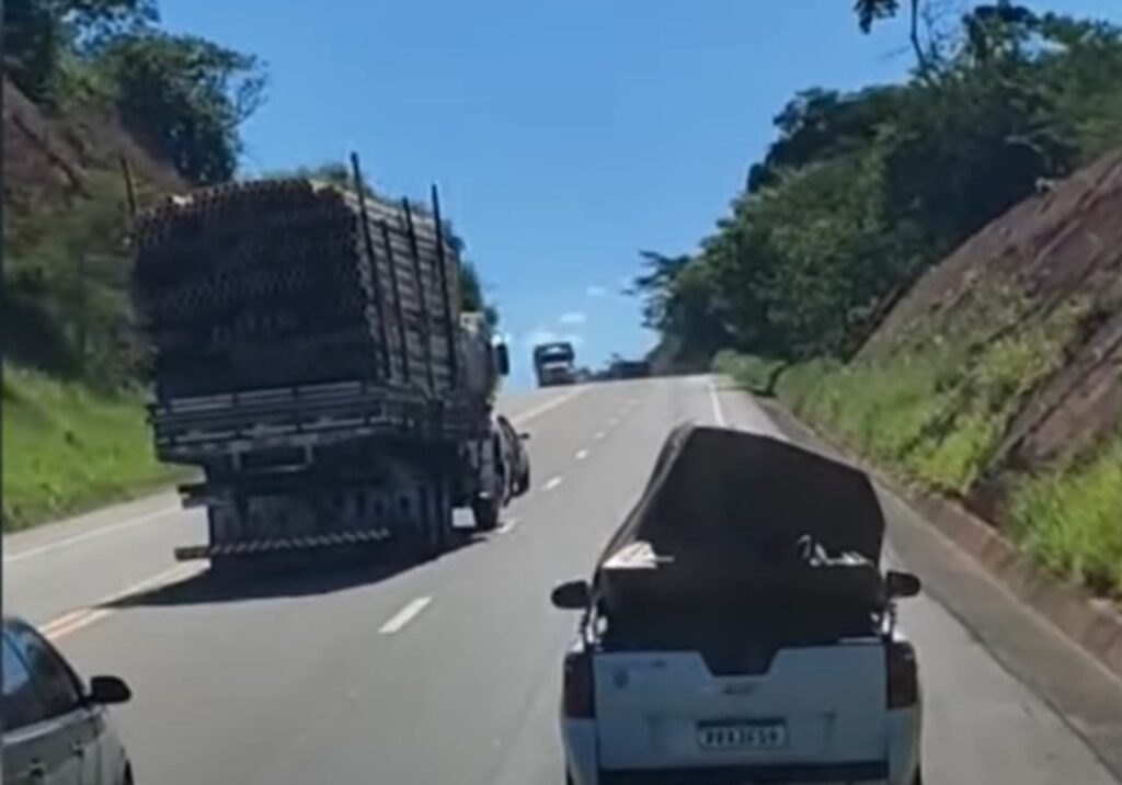 Briga de trânsito ou assalto, caminhoneiro destrói carro pequeno