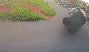 Câmera de segurança flagra tombamento de caminhão em Minas Gerais