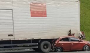 Caminhão desgovernado bate em veículos e deixa dois mortos