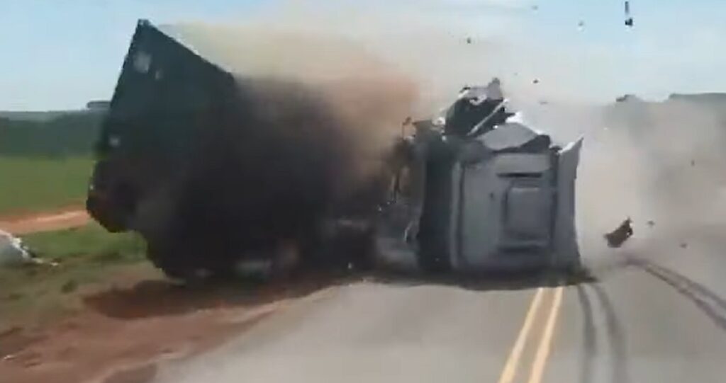 Caminhão é atingido por outro e interdita rodovia