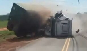 Caminhão é atingido por outro e interdita rodovia