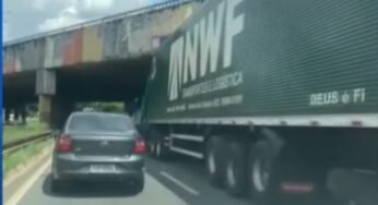 Caminhão entalado em viaduto chama atenção no Goiás